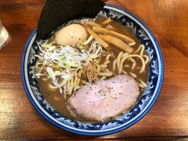 「ラーメン＋燻製味玉子」@兎に角 松戸店の写真