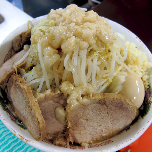 「赤ひげ 中 950円（ヤサイ・ニンニク・アブラ）」@赤ひげラーメン 那覇松山店の写真
