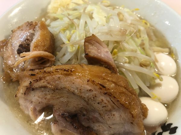 「ラーメン＋ウズラ＋ニンニク＋炙り」@成蹊前ラーメン 吉祥寺の写真