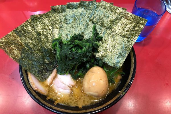 「チャーシューメン+海苔+味玉+生法蓮草」@家系総本山 ラーメン吉村家の写真
