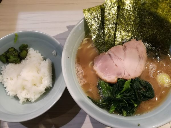 「ラーメン:680円+ライス:50円」@横浜家系らーめん 武虎家 綱島店の写真