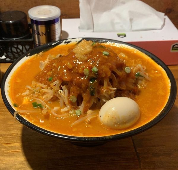 「味玉どて辛めん 野菜増し バラ肉倍増」@どてちん 習志野店の写真