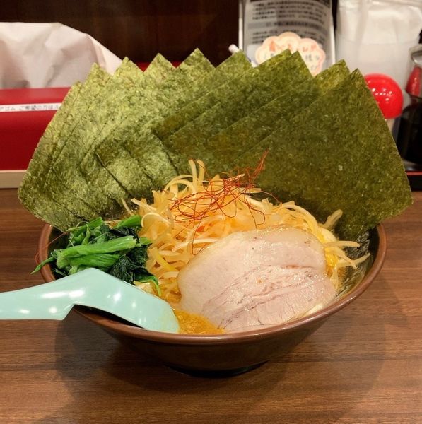 「辛ねぎ豚ラーメン 海苔増し」@横浜家系ラーメン 吟家 稲毛海岸店の写真