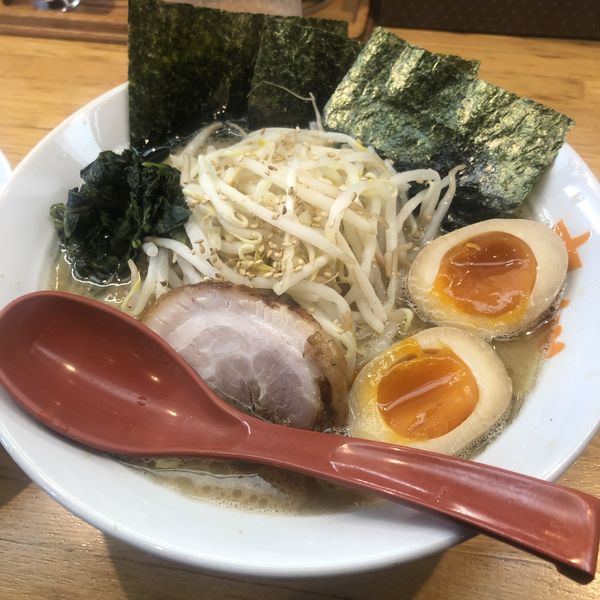 「ラーメン　もやし　味玉トッピング」@ラーメン大桜 川崎平店の写真