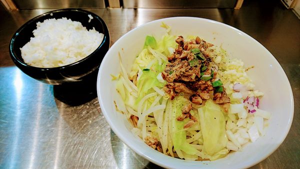 「【限定】汁ナシ黒そば+辛味噌･ライス(サービス)」@麺創研 紅 BLACKの写真