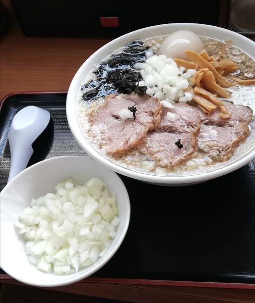 「背脂煮干しラーメン780円、大盛、味玉、玉ねぎ各100円」@肉煮干中華そば 鈴木ラーメン店の写真