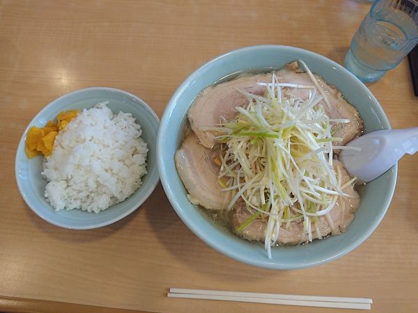 「ネギチャーシューメン大盛￥１３４０+ライス￥１１０」@榮ラーメンの写真