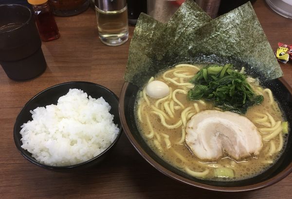 「豚骨醤油(700¥)」@横浜家系ラーメン 宮本商店 日立相田店の写真