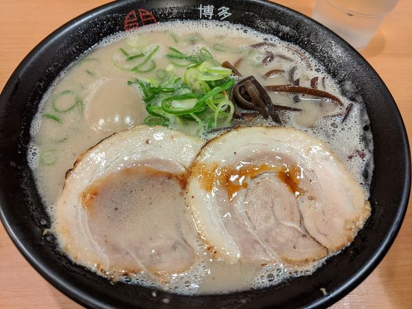 「味玉入りクリーミーとんこつ¥730 ミニチャーシュー丼¥290」@博多くまちゃんらぁめんの写真