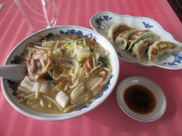 「タンメン（５８０円）＋餃子３８０円」@中華料理 マルキンの写真