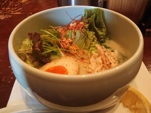 「鶏白湯麺塩そば」@鶏白湯麺 蔭山 高田馬場店の写真