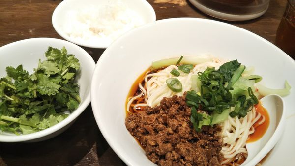 「成都式汁なし＋パクチー＋半ライス」@六坊担担面の写真