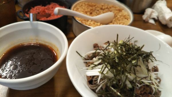 「肉盛りつけ蕎麦（大盛無料）」@馳走麺 狸穴の写真