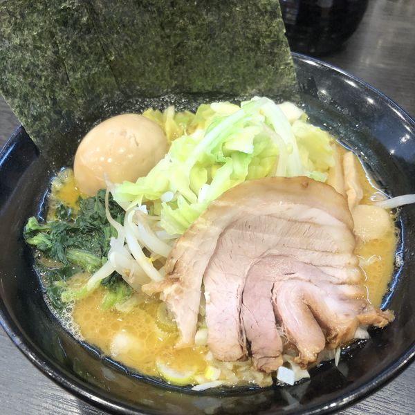 「醤油豚骨 キャベツもやし 味玉トッピング」@松壱家 平塚店の写真