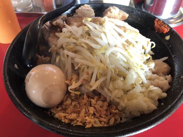 「まぜそば 200g+豚+味玉」@麺や 唯桜の写真