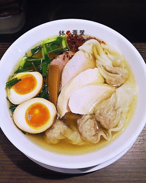 「塩ちゃーしゅーわんたん麺 1200円＋くん玉 100円」@らーめん 鉢ノ葦葉の写真