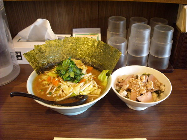 「831家ラーメン＋ﾁｬｰｼｭｰ飯セット 追加のり（100円）」@831家 和田店の写真