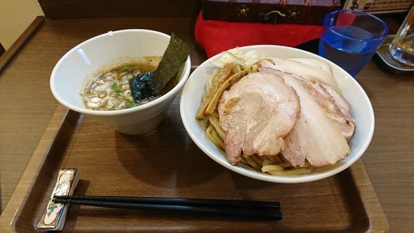 「三種のチャーシューつけ麺、鰹だしの味たま、 特盛」@つけめん さなだの写真