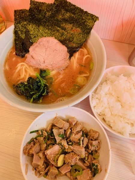 「ラーメン（並）650円　ネギチャー100円　無料ライス」@家系 武の極みの写真