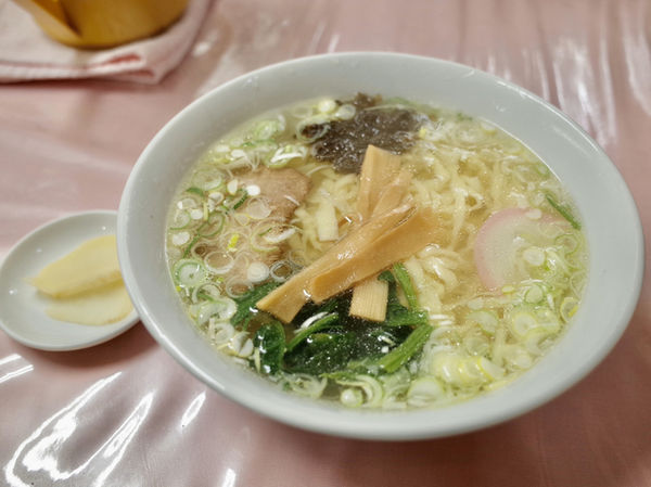 「ラーメン…700円・もつ煮込み…450円」@ラーメン おおもりの写真