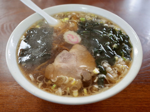 「正油ラーメン…700円・ギョーザ…400円」@手打ちら～めん かど番の写真