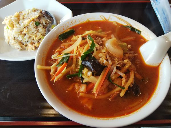 「【限定】辛味噌ラーメン＋半炒飯」@中国料理 竹園の写真