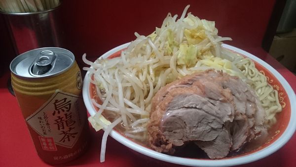 「麺増し・大ぶた・カタカタ・烏龍茶(ヤサイカラメ)￥９５０」@ラーメン二郎 上野毛店の写真