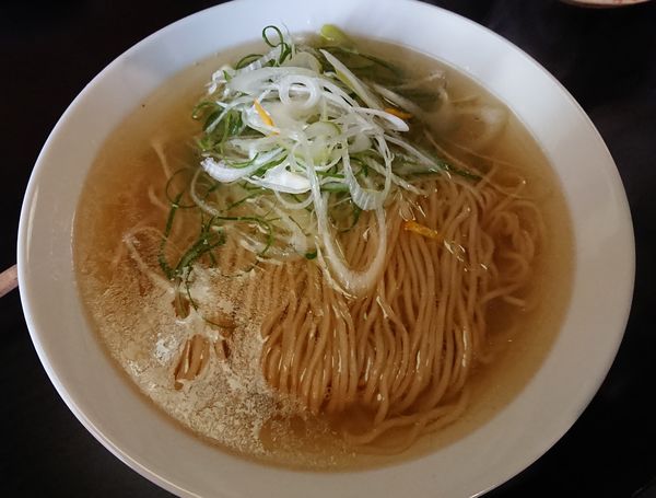 「潮らーめん（素）＋矢切ねぎ」@麺割烹 亀壱の写真