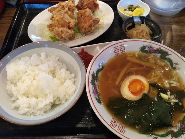 「若鶏のから揚げ+半ラーメンセット 830円」@味のきんせいの写真