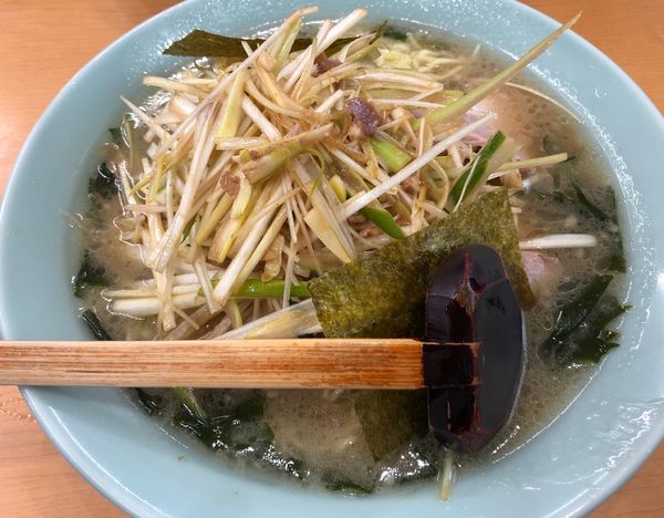 「中ネギチャーシュー　倍ネギトッピング」@ラーメンショップ 練間の写真