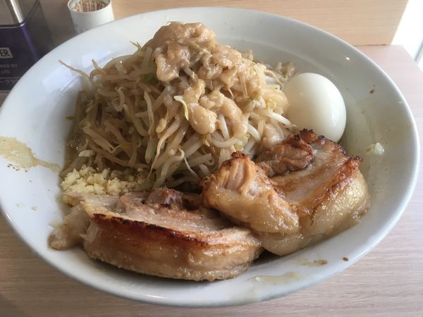 「ラーメン (ﾆﾝﾆｸｽｸﾅﾒ ｱﾌﾞﾗ)＋玉子」@麺屋 味方の写真