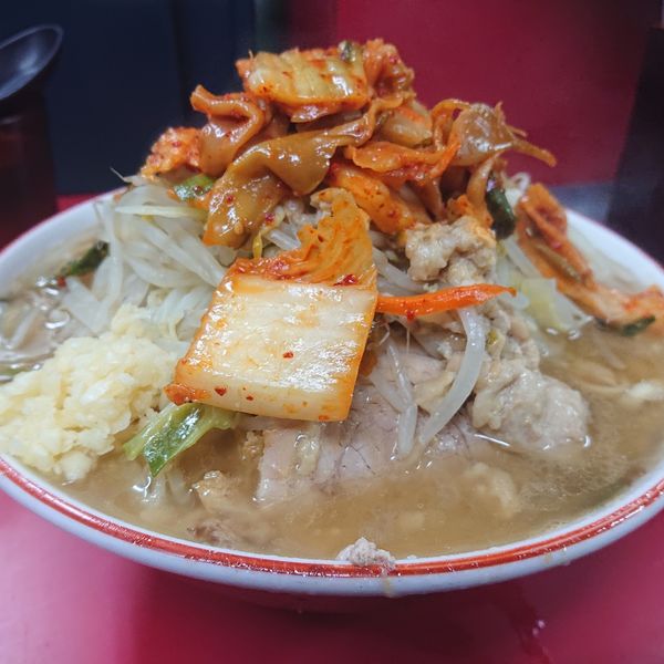 「小豚850円ヤサイニンニクアブラ、ザーサイキムチ100円」@ラーメン二郎 湘南藤沢店の写真
