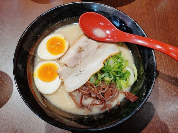 「豚骨煮玉子らーめん」@大阪城 豚骨らーめん 秀侍の写真