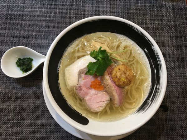 「鯛煮干とエソ煮干の塩そば＋鴨チャーシュー＋初孫」@麺処しろくろの写真
