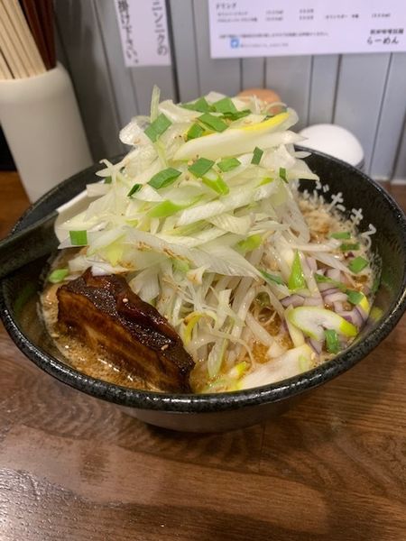 「味噌らーめん 通常価格800円　炒めもやし・ネギ各100円」@らーめんぶたまろの写真