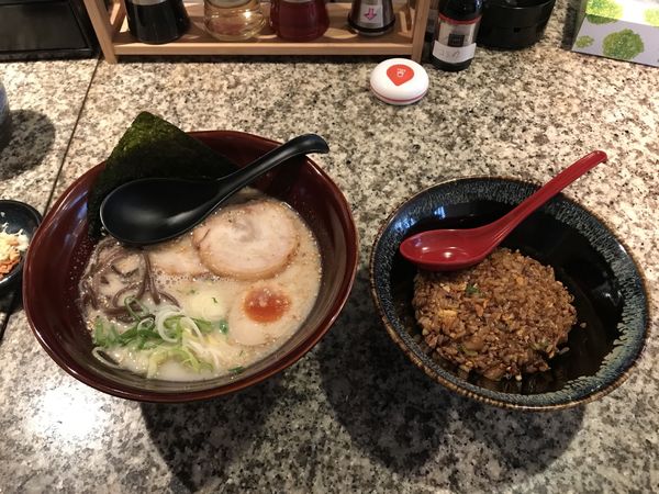「ラーメンセット(一風とんこつ、ニンニクチャーハン)」@ラーメン 一風 本郷店の写真