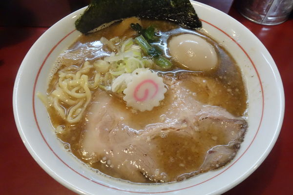 「あっさり系らーめん正油魚介+味玉」@麺一盃の写真