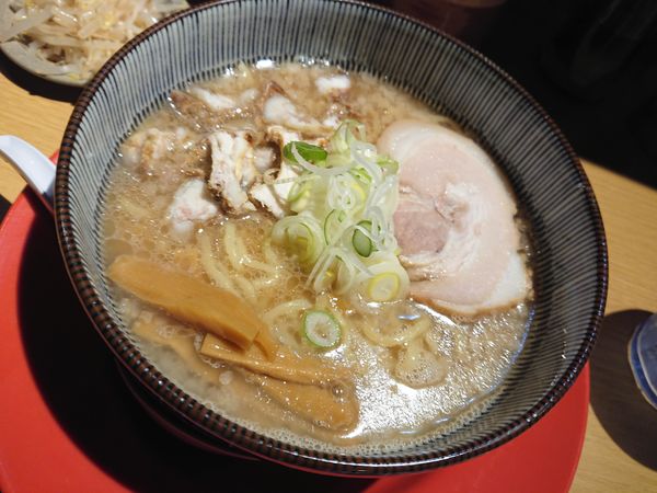 「豚骨醤油 680円＋あぶらカス 250円」@らーめん たかしまの写真