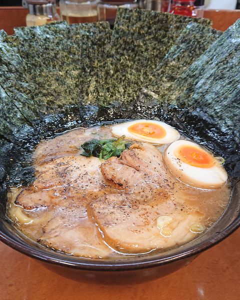 「豚骨醤油ラーメン(麺硬め、味濃いめ)味玉、海苔増し」@横浜家系ラーメン鶴ヶ峰家の写真