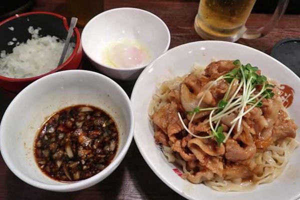 「肉盛りつけ麺並　830円＋肉増し　120円他」@魁 肉盛りつけ麺 六代目けいすけの写真
