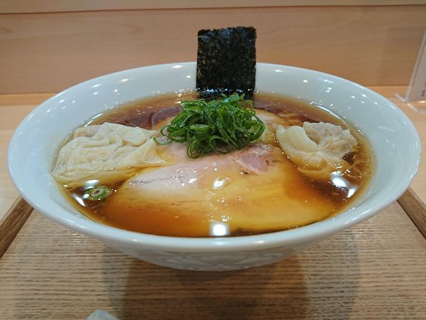 「わんたん入りしょうゆらぁ麺」@飯田商店 湯河原本店の写真
