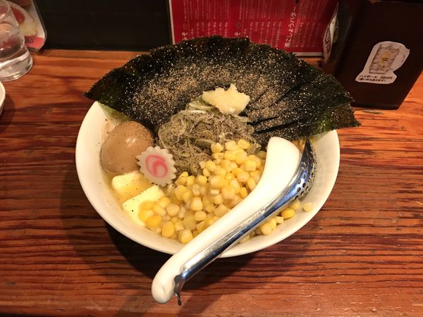 「黒こしょうバター全部のせらーめん大盛り(数量限定)」@熟成らーめん 銀のくらの写真