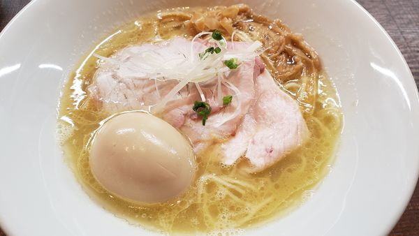 「深み鶏＋味玉」@芛堂寺の写真