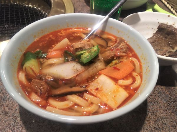 「カルビうどん」@安楽亭 生麦店の写真