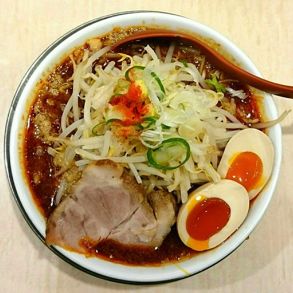 「辛味噌らーめん＋味玉」@食堂 七彩の写真