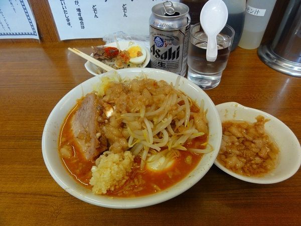 「限定（味噌）半分730円茹で卵　脂　ビール350円」@ラーメンの店 どでん 北浦和店の写真