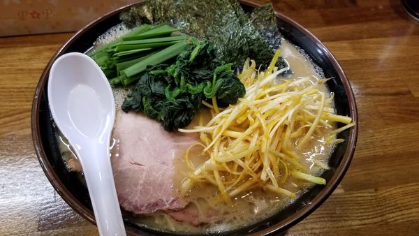 「豚骨醤油らあめん　大盛　ほうれん草、ネギ、ニラトッピング」@豚骨らあめん専門店 とんこつ家ZUNの写真