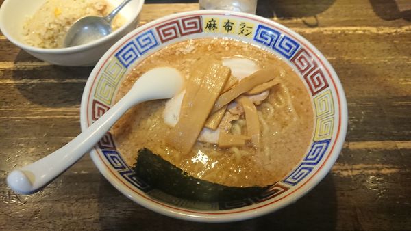 「Aセット（ラーメンと半チャーハン） 1000円」@麻布ラーメン 慶応三田店の写真