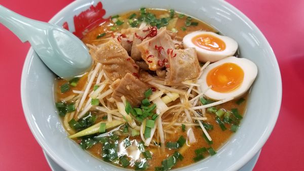 「極旨もつ味噌ラーメン　ネギ、味玉トッピング」@山岡家 松本店の写真