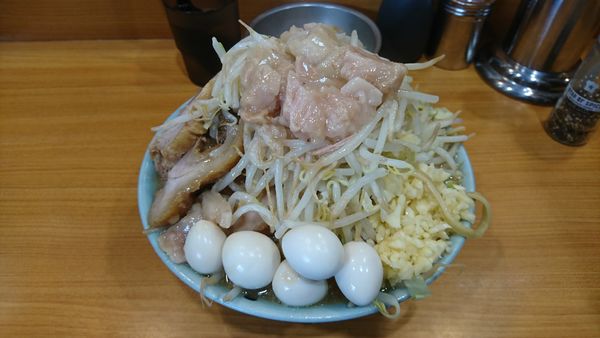 「小ラーメン 豚マシ うずら たまねぎたまご」@ラーメン二郎 八王子野猿街道店2の写真